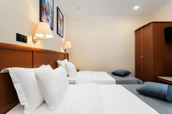 Room 8 of 28