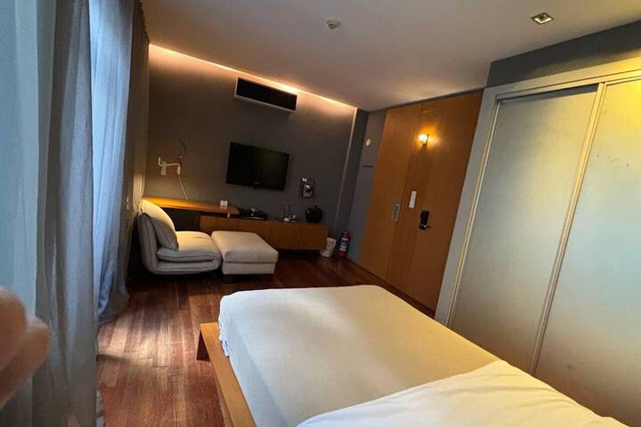 Room 7 of 25