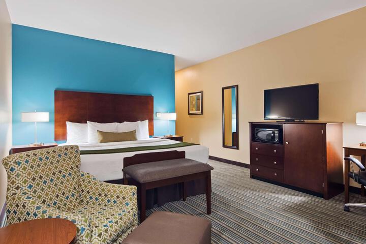1 King Bed Microwave and Refrigerator 39 Inch Led Television High Speed Internet Full Breakfast (9 of 20)