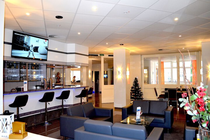 Lounge 20 of 28
