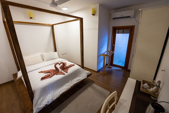 Room 6 of 18