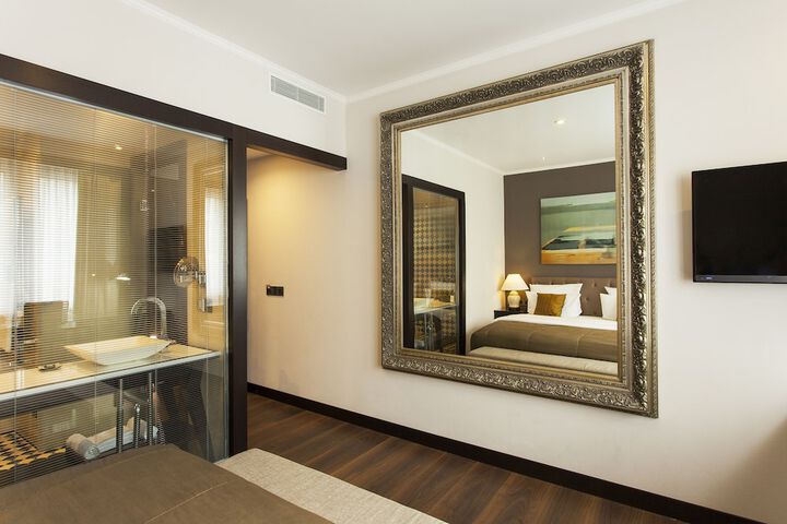 Room 33 of 74
