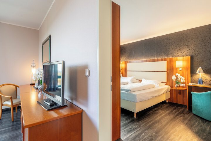 Room 10 of 90
