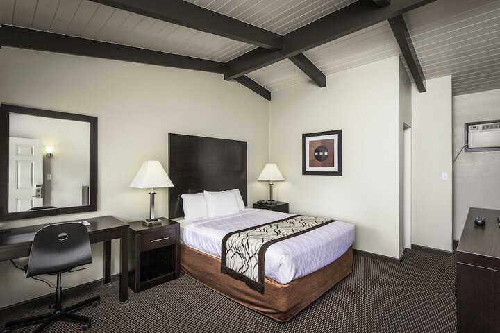 1 Queen Bed (5 of 17)