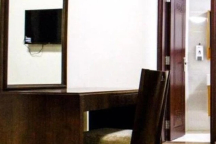 Room 6 of 10