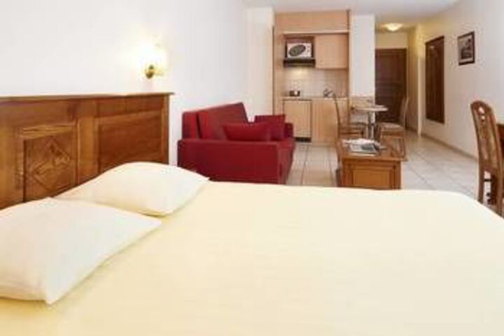 Room 5 of 9