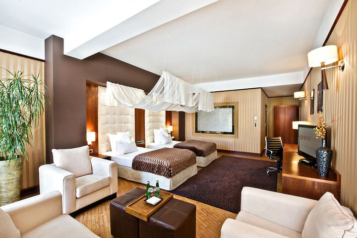 Room 9 of 48