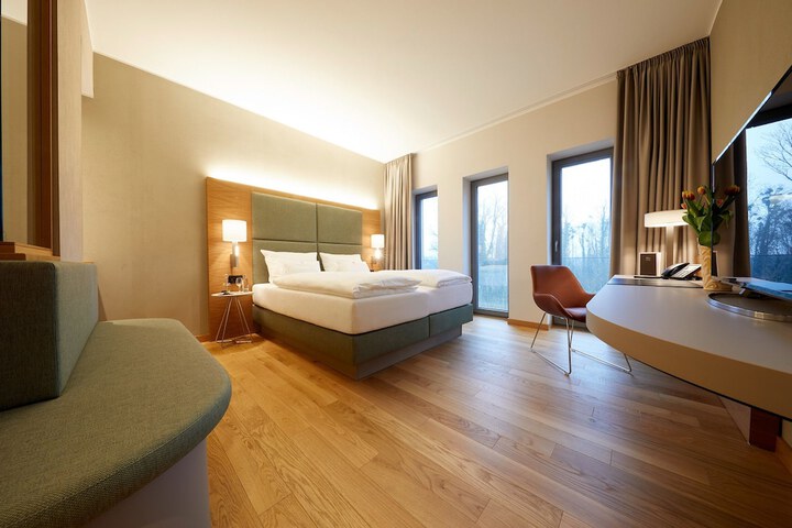 Room 3 of 68