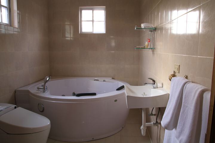 Jetted tub