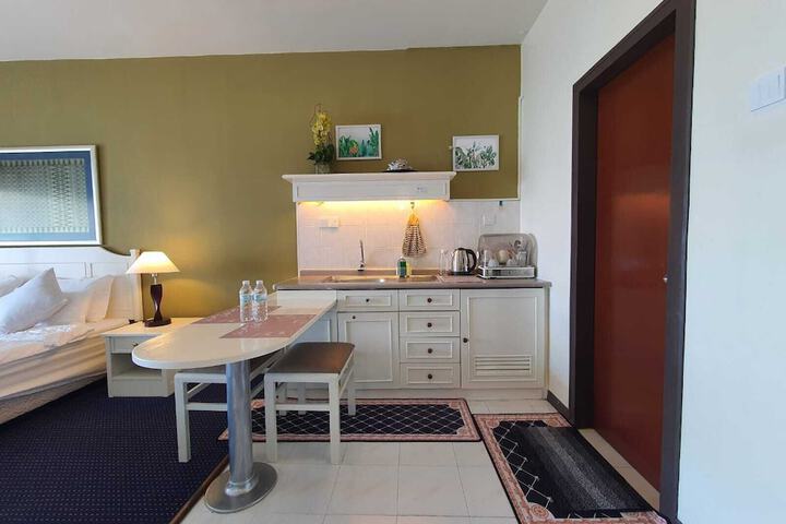 Room 215 of 650