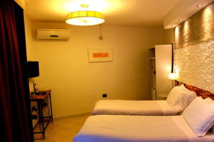 Room 145 of 191