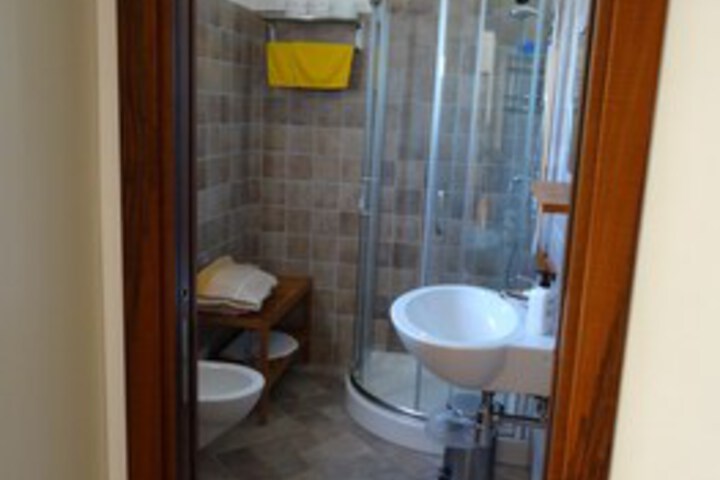 Room 4 of 28