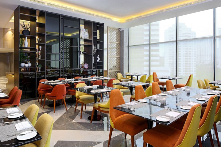 Dining 68 of 100