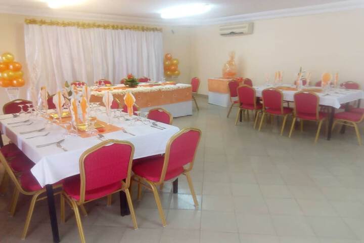 Dining 8 of 12