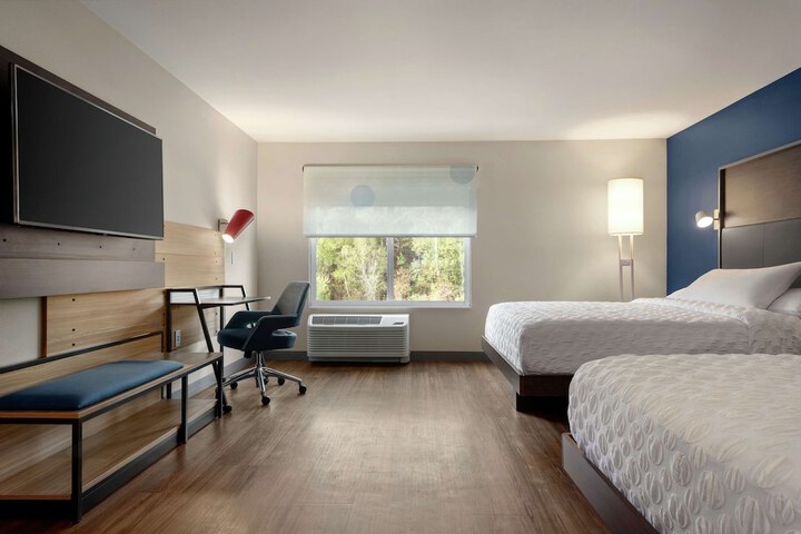 2 Queen Beds (11 of 12)
