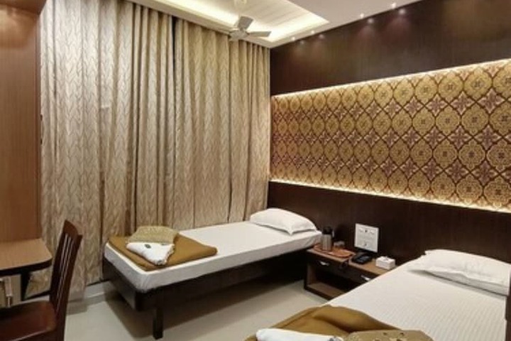 Room 13 of 36