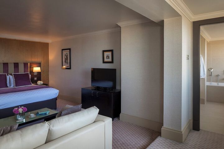 Room 33 of 114