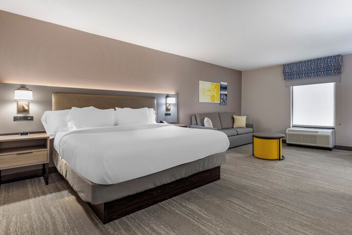 1 King Bed (5 of 11)