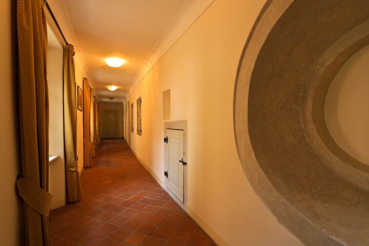 Ballroom/Hall 105 of 136