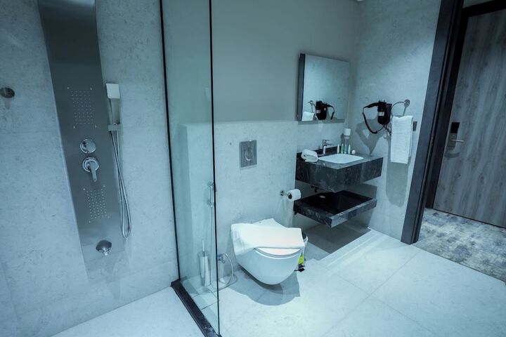 Room 6 of 12