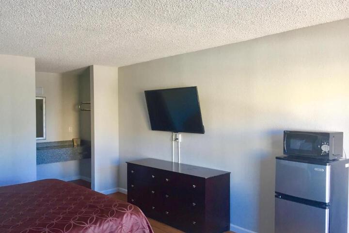 1 King Bed | (1 of 2)
