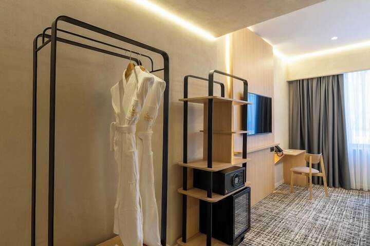 Room 8 of 36