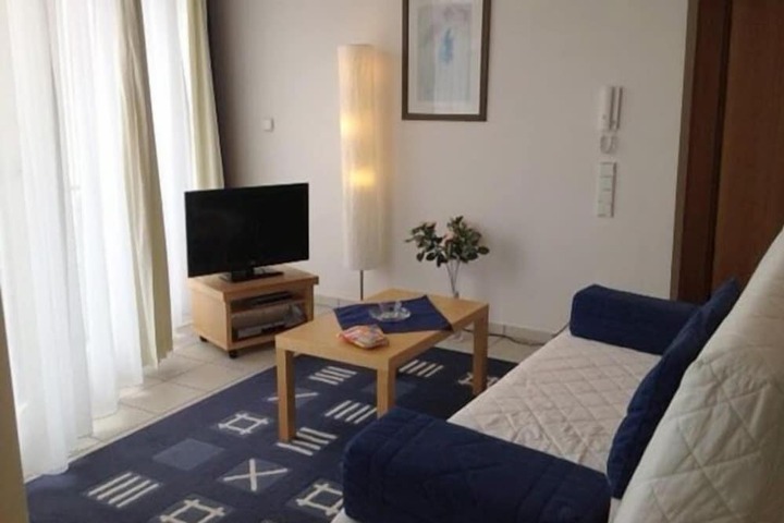 Room 7 of 12