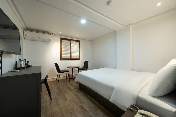 Room 5 of 14