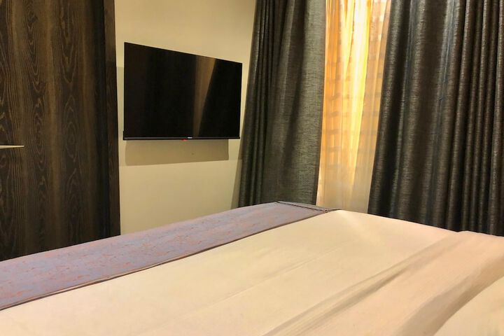 Room 9 of 37