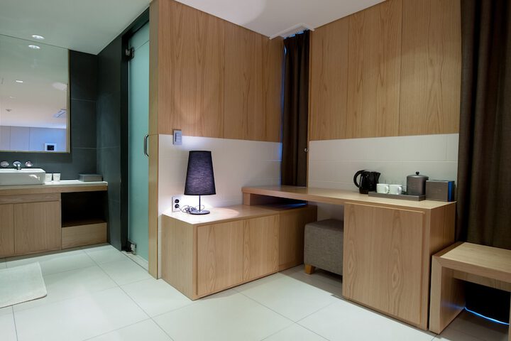 Room 32 of 84