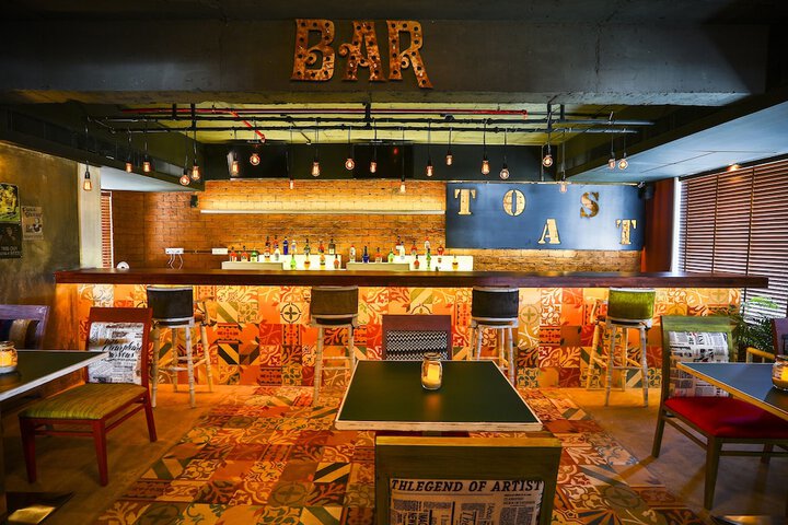 Lounge 23 of 38