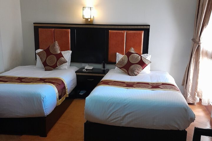 Room 5 of 9