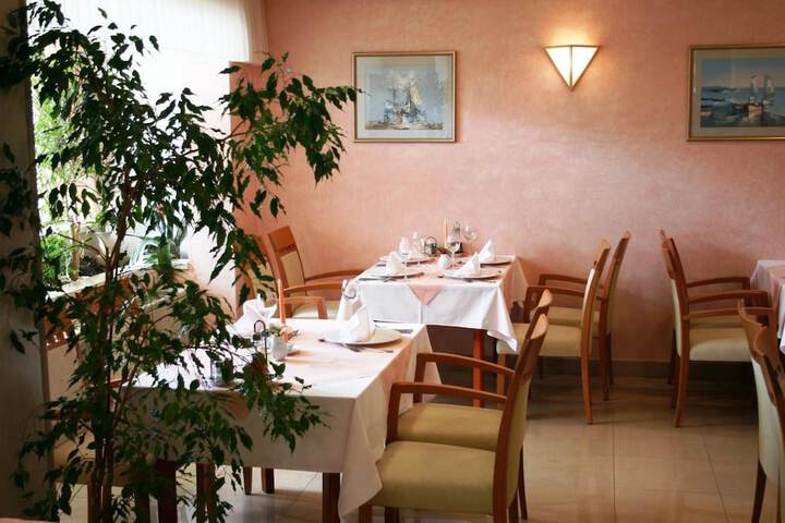 Dining 35 of 66