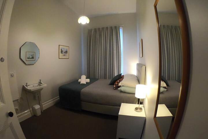 Room 16 of 40