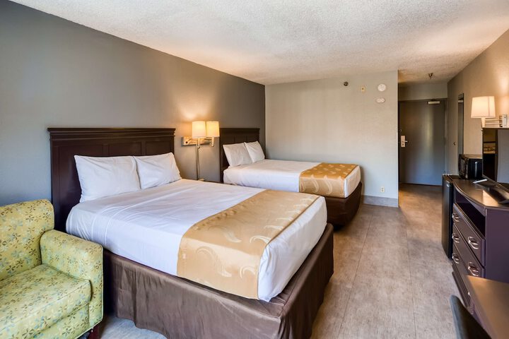 2 Double Beds High Speed Internet Accessible Microwave, Refrigerator Work Desk Continental Breakfast (7 of 9)