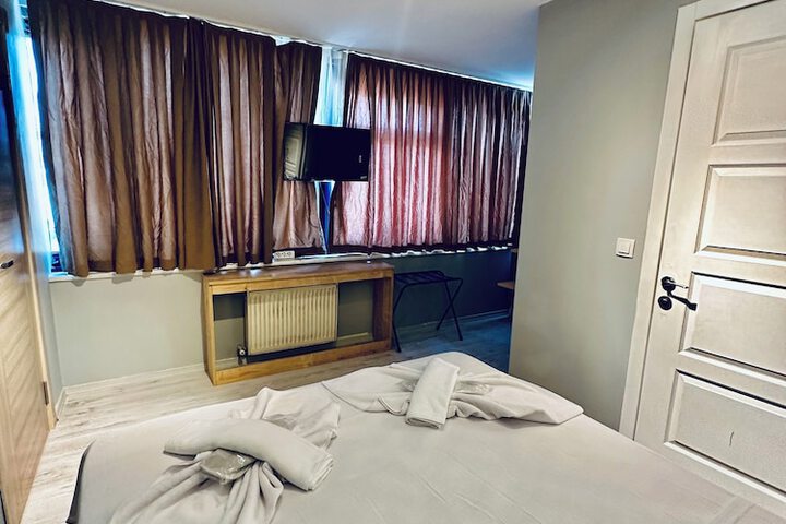 Room 9 of 32