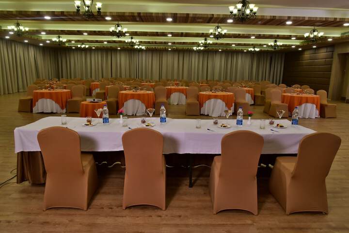Ballroom/Hall 27 of 32