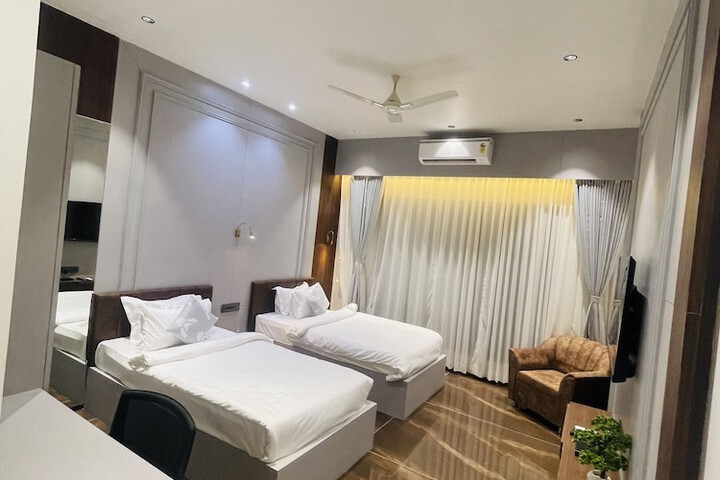 Room 8 of 34