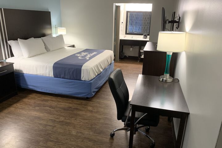 1 King Bed Mobility Hearing Accessible Room Roll in Shower (11 of 17)