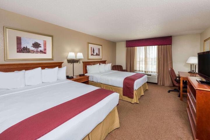 2 Queen Beds (4 of 5)