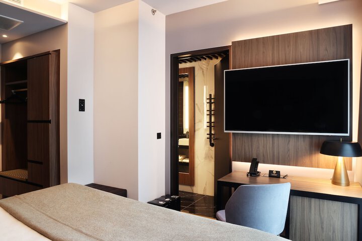 Room 9 of 97