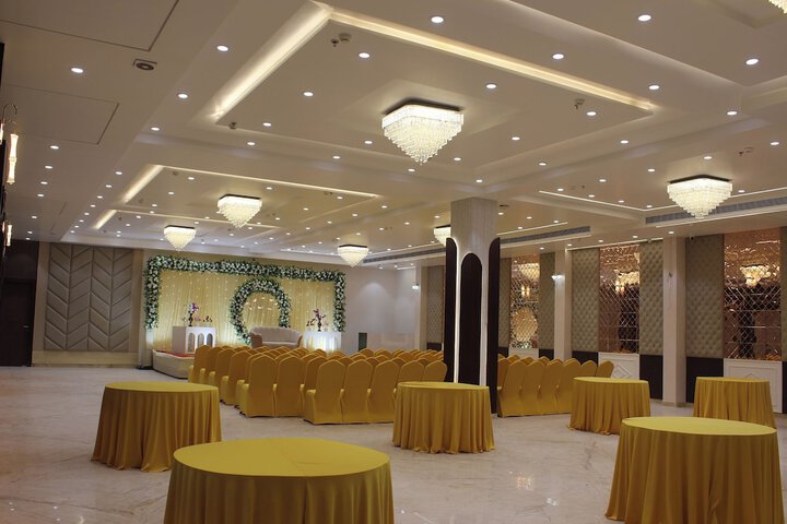 Ballroom/Hall 76 of 77