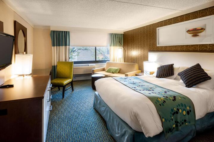 1 King Bed (5 of 13)