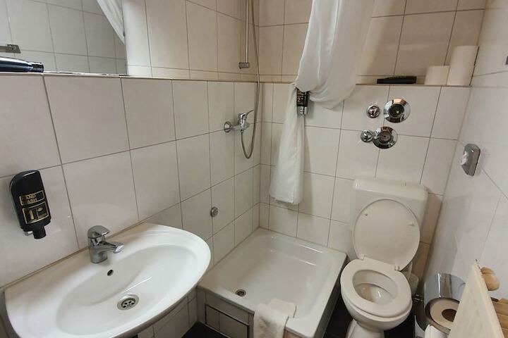 Room 34 of 43