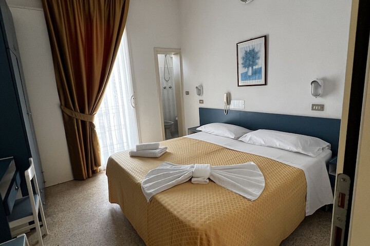 Room 9 of 25