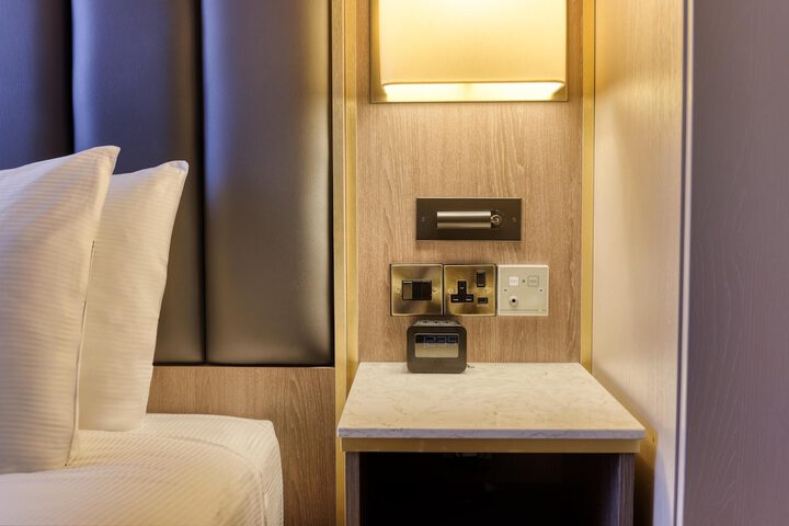 Room 18 of 160
