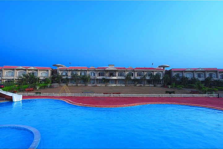 Hotel with Pool