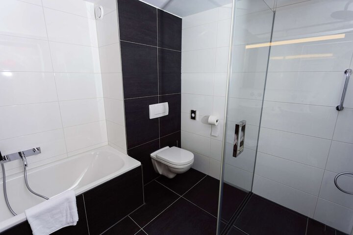 Room 15 of 76