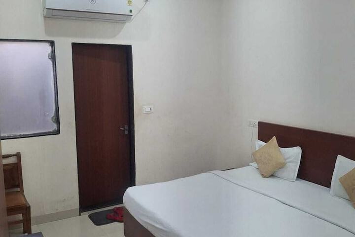 Room 10 of 16