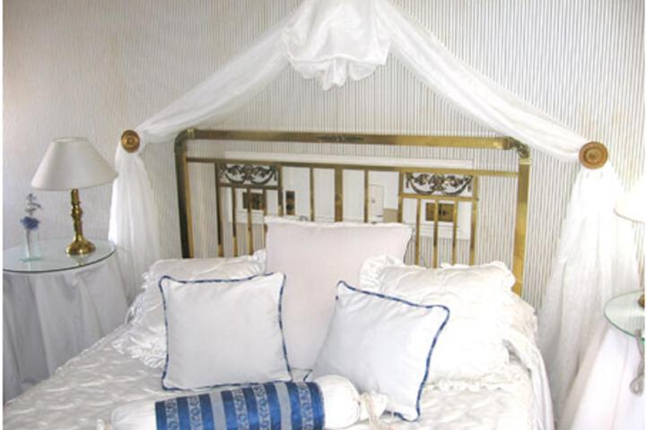 Room 10 of 24